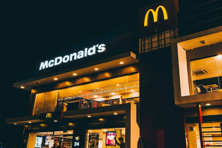 Quanto é a franquia do McDonald’s? Veja os custos e conheça uma alternativa acessível