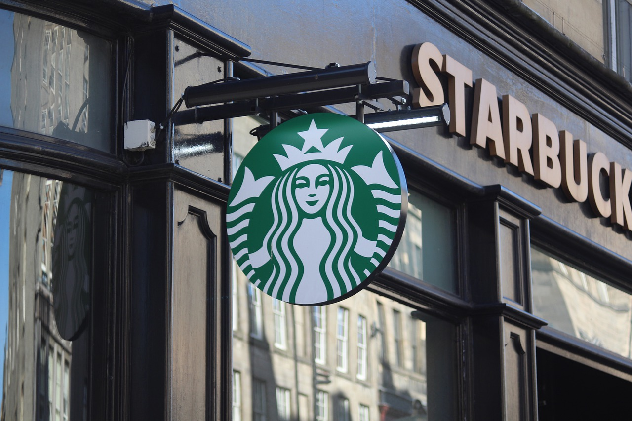 Quanto custa abrir uma franquia Starbucks? Descubra o valor e uma alternativa mais acessível