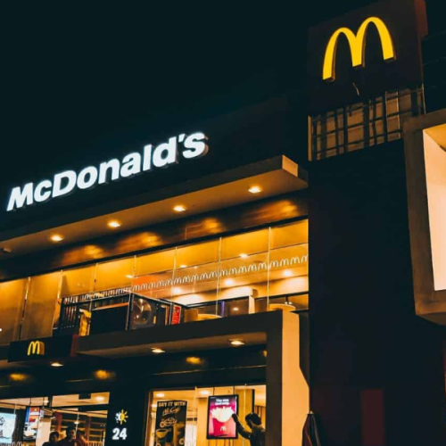 Quanto é a franquia do McDonald’s? Veja os custos e conheça uma alternativa acessível